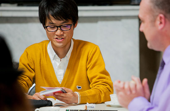 自分の英語日記を発表する生徒